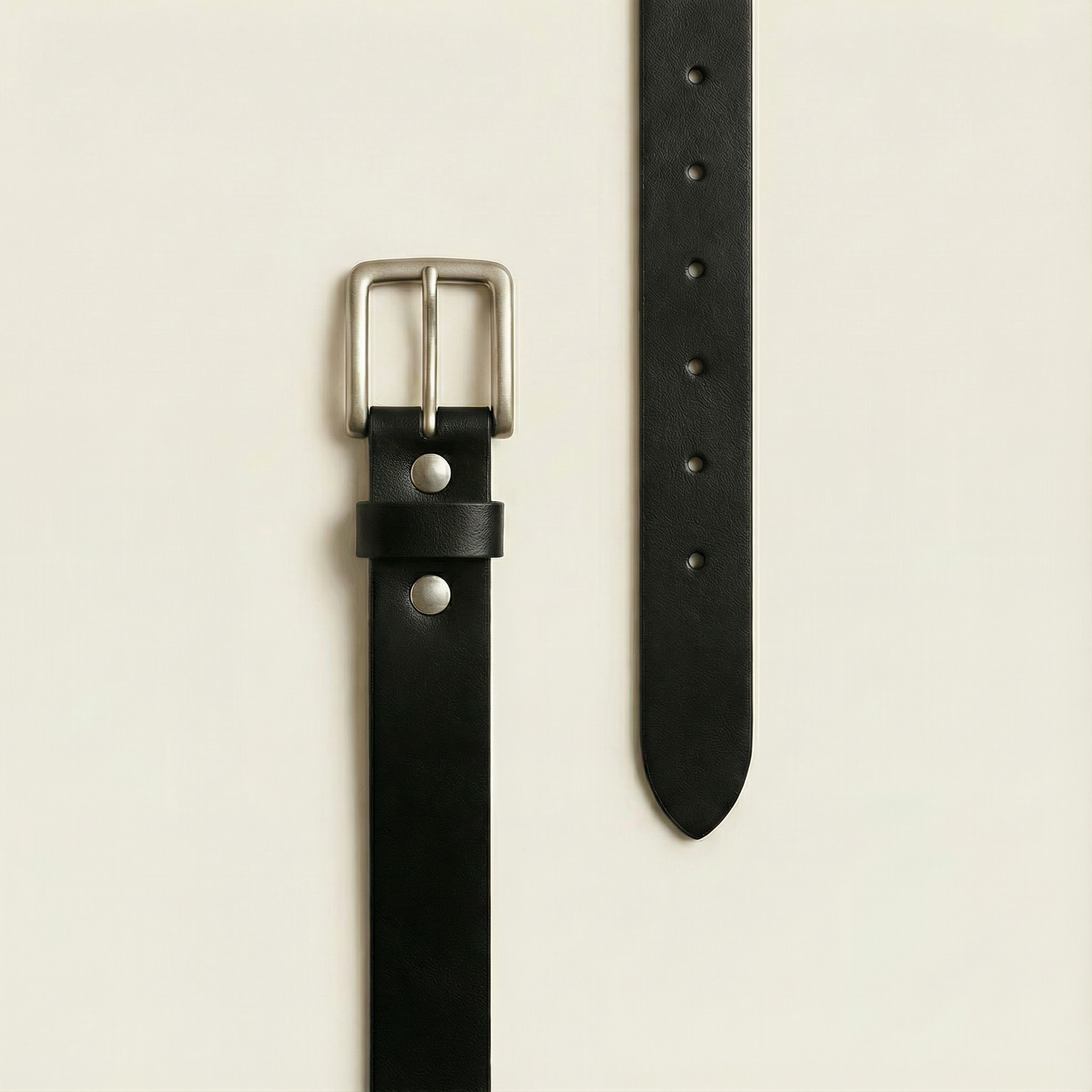 Bellvari Tradesman black leather belt side angle.